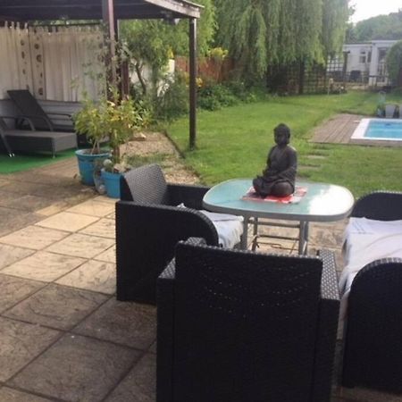 Modern Bungalow With Private Swimming Pool Maidenhead Buitenkant foto